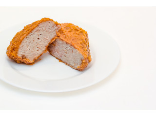 Мясная котлета в сметанном соусе с томатом
